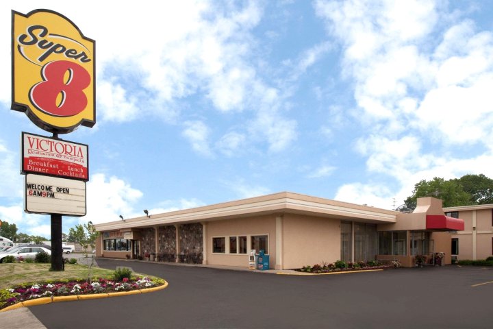 Econo Lodge Hotel