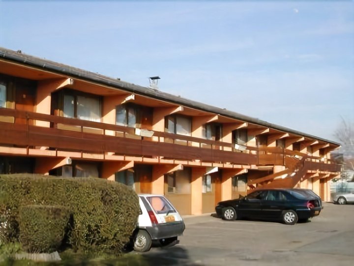 库德雷蒙特卡克斯酒店(Hôtel Grill le Coudray-Montceaux)