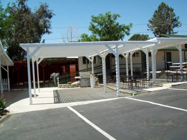 湖岸旅馆(Lakeshore Lodge)