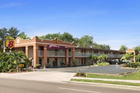 布雷登顿速8酒店(Super 8 by Wyndham Bradenton Sarasota Area)