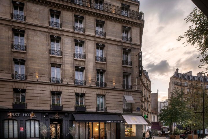 巴黎艾菲尔铁塔之旅酒店(First Hotel Paris Tour Eiffel)