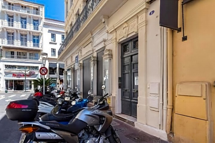 弗洛雷拉昂蒂布公寓酒店(Florella Antibes Apartment)