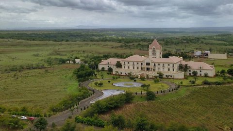 四季酒庄酿酒度假村(Resort at Four Seasons Winery & Vineyards)