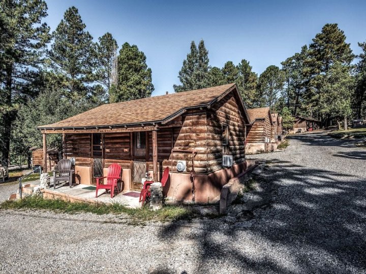 阿帕奇村小屋酒店(Apache Village Cabins)