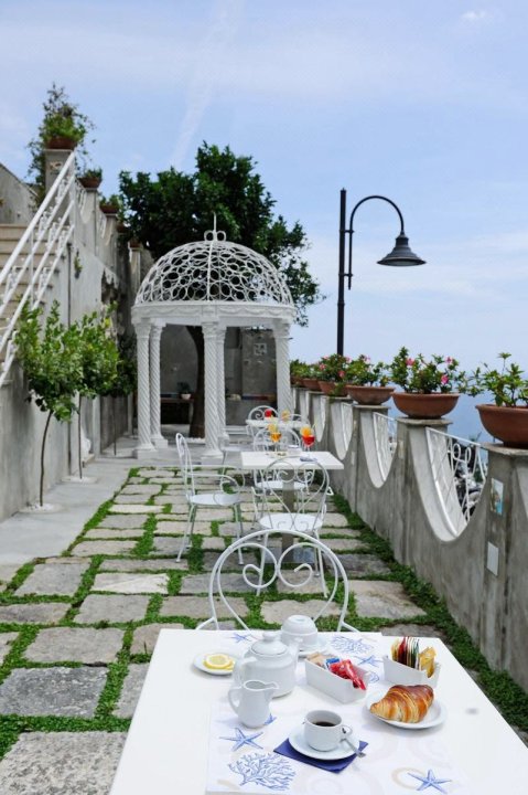 瓜拉西诺马尔菲公爵别墅酒店(Villa Guarracino Amalfi)