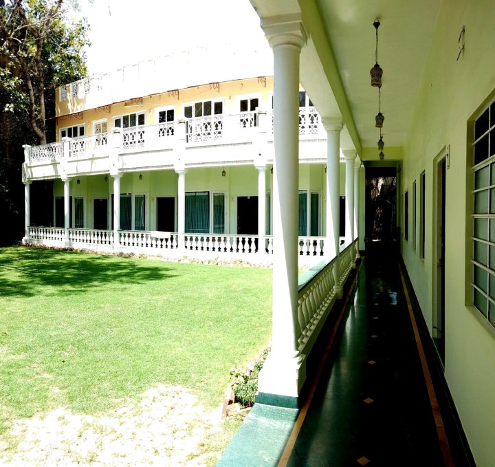 洁尼瓦斯酒店(Jai Niwas Garden Hotel)
