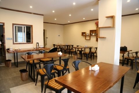 句容水月清华酒店(宁杭路崇明地铁站店)