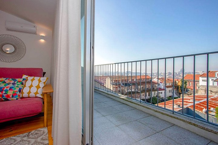 住在 - 跃层市中心阳台酒店(Liiiving in Porto | Mezzanine Downtown Balcony)