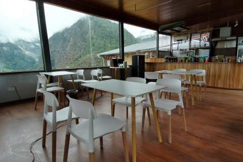 猫在雨崩雪山观景民宿