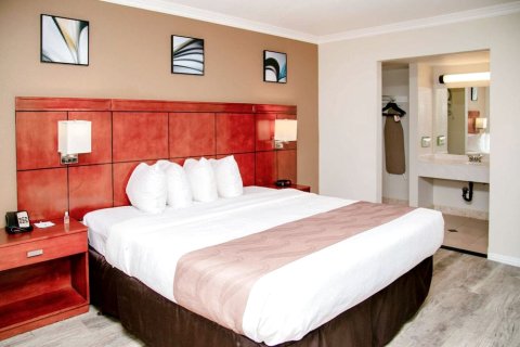 千橡 - US101 凯艺套房酒店(Quality Inn & Suites Thousand Oaks - US101)