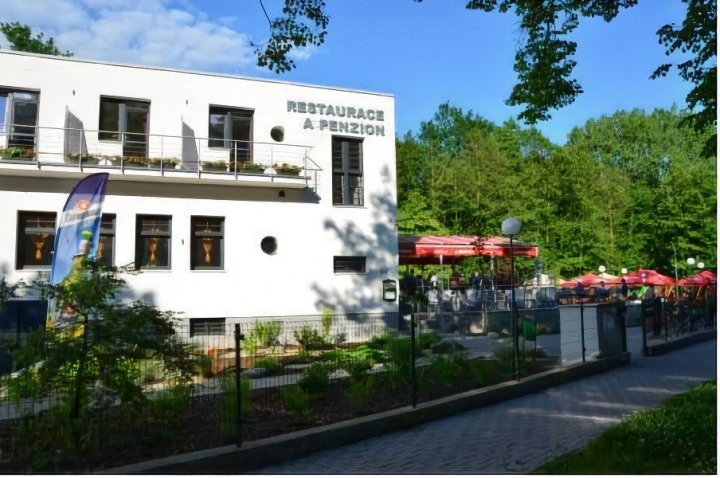 兹德恩纳布达餐厅和宾馆(Restaurace a Penzion Zděná Bouda)