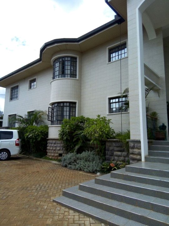 纳亚利雷米亚普雷斯公寓酒店(Nyari Rhemia Place Apartments)