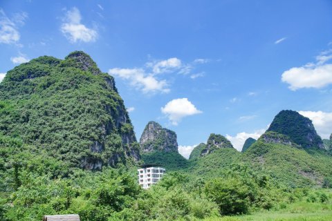 阳朔1Q84宿(遇龙河生态公园千古情店)