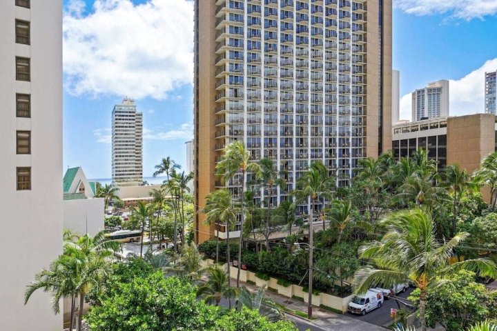 威基基榕树 - 达米克酒店(Waikiki Banyan by Darmic)