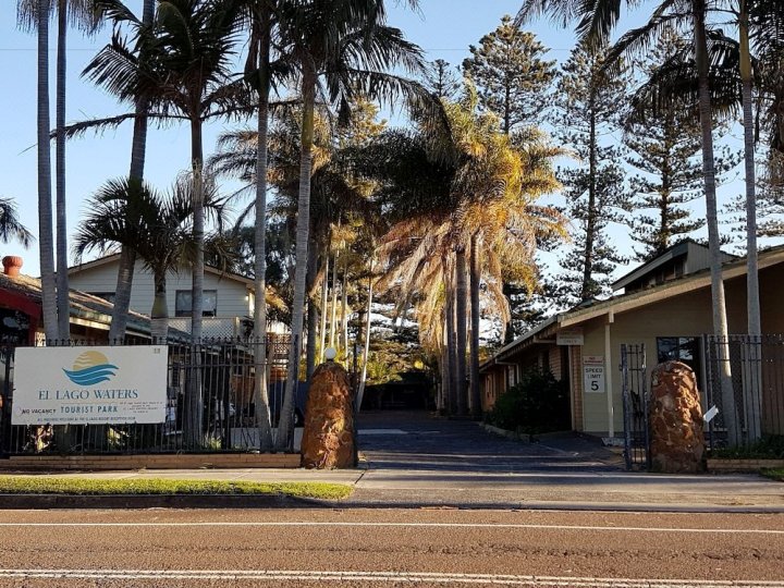 埃尔湖旅游假日公园(El Lago Tourist Park)