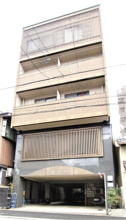 A NEAR NIJOJOA CLOSE TO THE SUBWAY STATIONA FREE