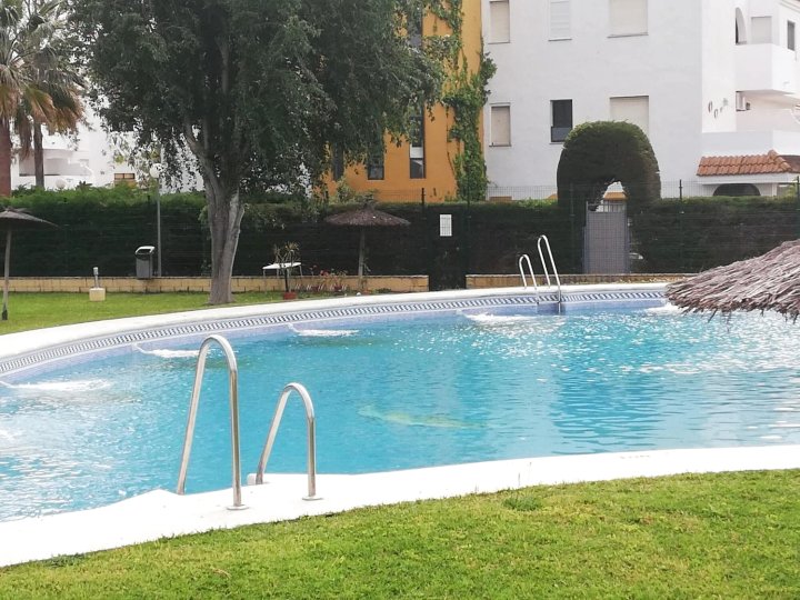 奇克拉纳德拉夫龙特拉 2 居之家 - 附共享游泳池及设备完善阳台(House with 2 Bedrooms in Chiclana de la Frontera, with Shared Pool and Furnished Terrace)