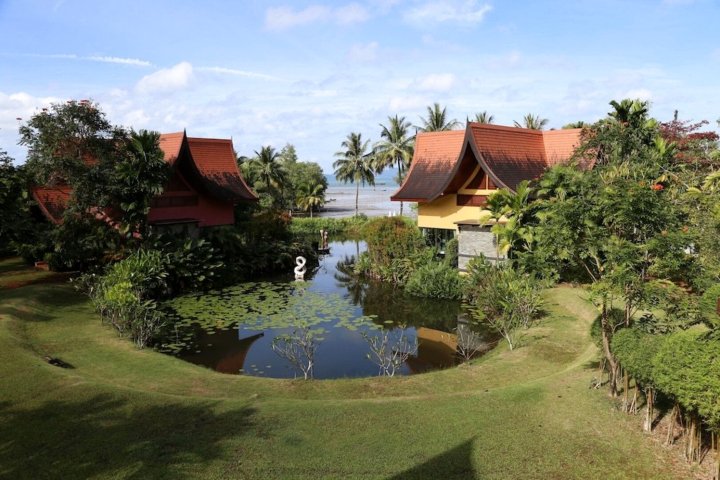 它巷湾别墅酒店(Tha Lane Bay Villas)