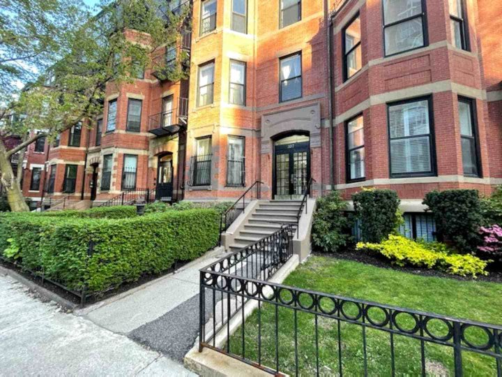 后湾褐石超大单间公寓(Brownstone Oversized Furnished Studio in Back Bay)