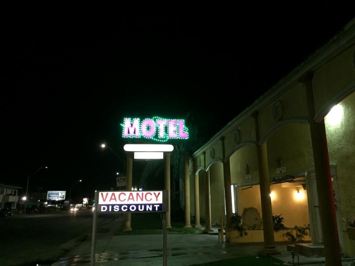 科洛尼尔泳池&Spa汽车旅馆(Colonial Pool & Spa Motel)