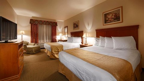 贝斯特韦斯特优质普勒斯埃尔西诺湖旅馆&套房酒店(Best Western Plus Lake Elsinore Inn & Suites)