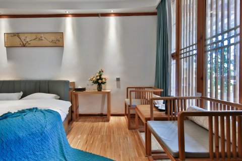 丽江岸边云水庭院