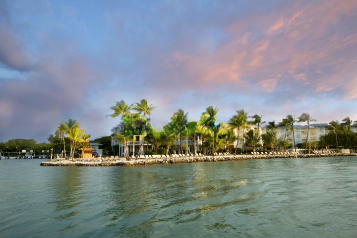 鹈鹕湾滨海度假酒店(Pelican Cove Resort & Marina)