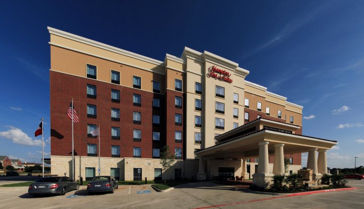 达拉斯/路易斯维尔欢朋酒店及套房 - 维斯塔里奇购物中心(Hampton Inn and Suites Dallas/Lewisville-Vista Ridge Mall)