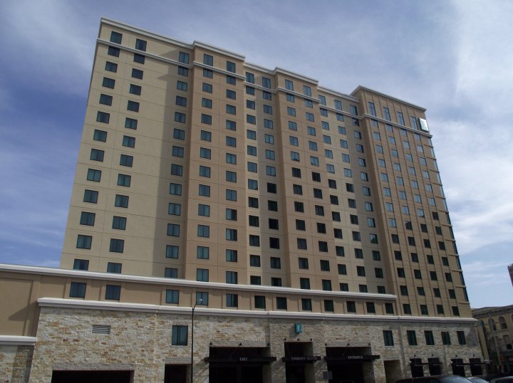 圣安东尼奥市中心河畔希尔顿尊盛酒店(Embassy Suites San Antonio Riverwalk-Downtown)