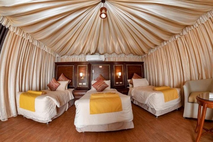 瓦地伦之夜豪华营舍(Wadi Rum Night Luxury Camp)