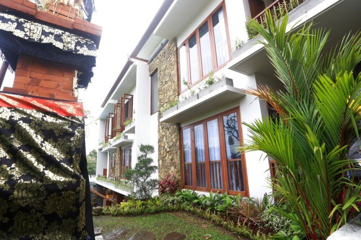 旁多克纱丽小屋酒店(Pondok Sari Cottage)