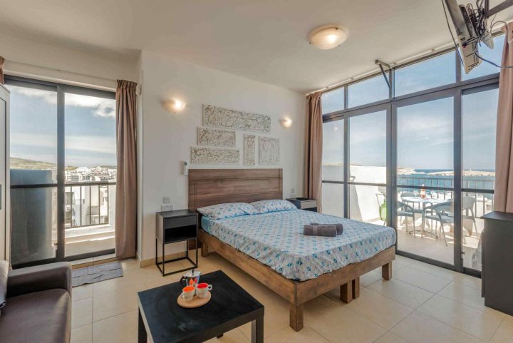 GetawaysMalta - 布吉巴海贝顶层一室公寓14号带海景露台(GetawaysMalta - SeaShells Penthouse Studio 14 with Terrace and Sea Views in Bugibba)