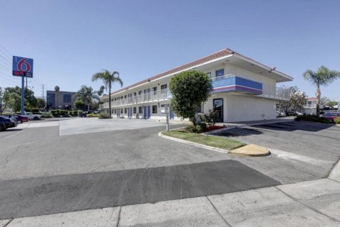 科罗娜6号汽车旅馆(Motel 6-Corona, CA)