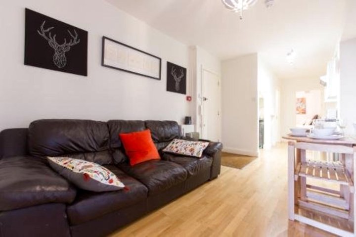 Central London 2 Bed Old Street Station Sleeps 4 to 5 Close to all attractions