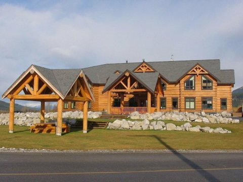 贝斯坎普黄金郊外小屋(Basecamp Lodge Golden)