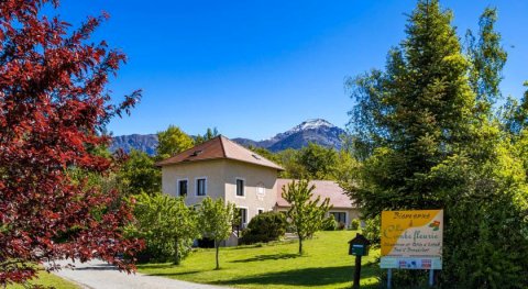 "La Combe Fleurie" Appartements & Chambres