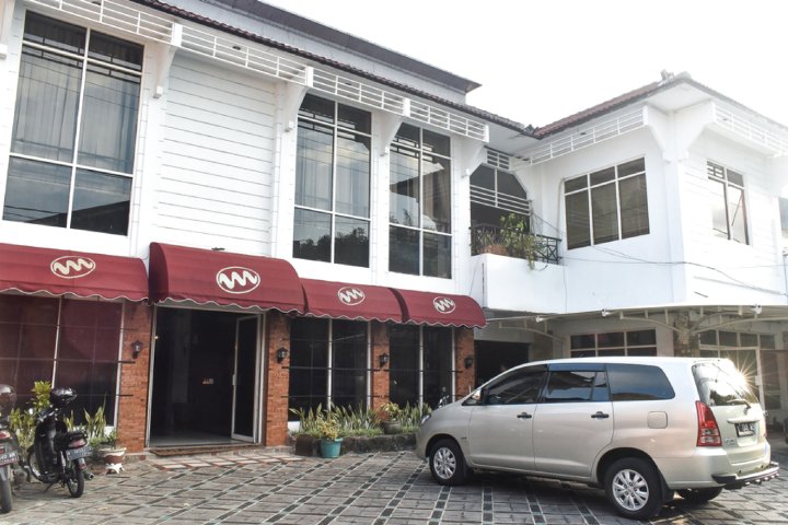 甘榜瓦尔纳瓦尔尼附近瑞德多兹酒店(RedDoorz Near Kampung Warna Warni)