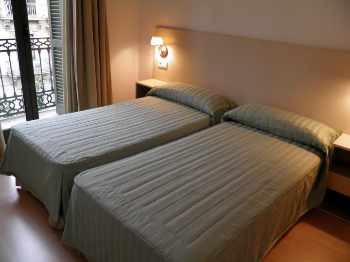 圣乔迪丰塔内拉公寓酒店(Apartaments Sant Jordi Fontanella)