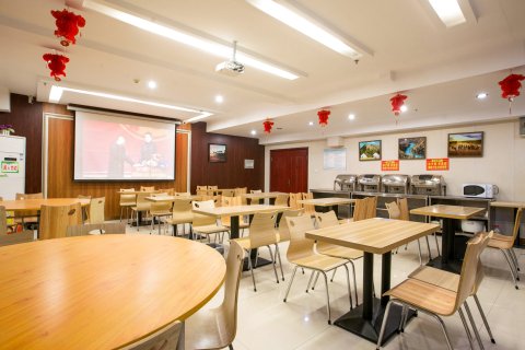 兵客西岐商务宾馆(奎屯市友好时尚购物中心店)