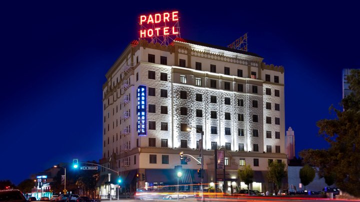 南帕酒店(Padre Hotel)