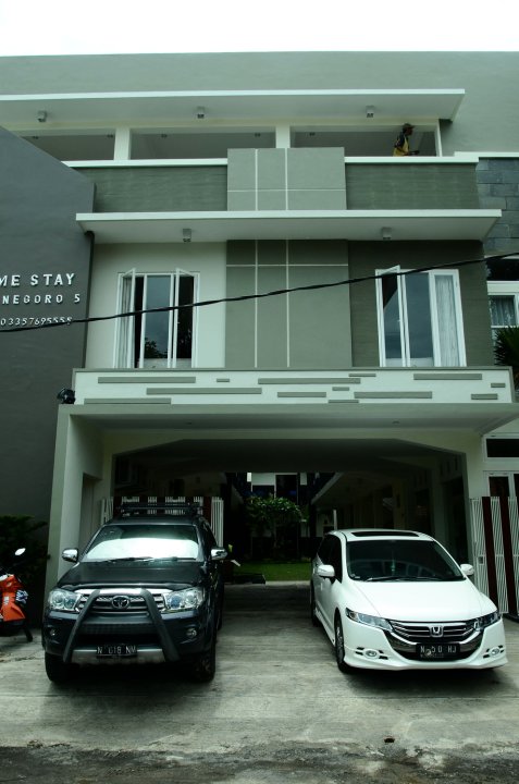 庞越阿罗拉迪波内格罗酒店(Alora Diponegoro Hotel Probolinggo)