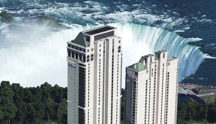 希尔顿尼亚加拉瀑布/瀑布景观套房酒店(Hilton Niagara Falls/ Fallsview Hotel and Suites)