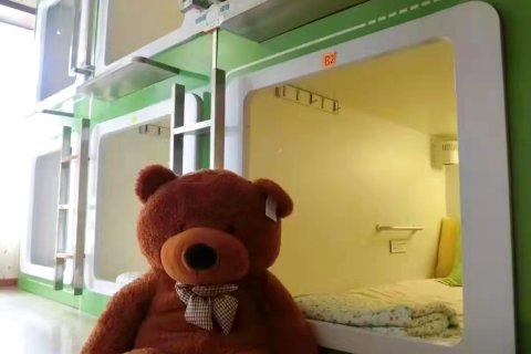 吉林窝牛太空舱青年旅社