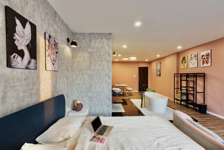 多彩公寓带浴缸和阳台(Colorful Apartment with Bathtub and Balcony)