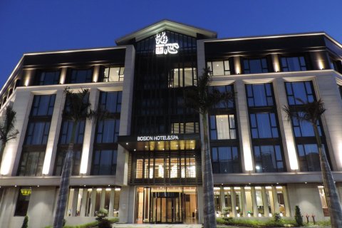 弥勒泊心温泉酒店(湖泉生态园店)