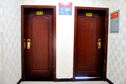 若尔盖旭日阳光假日酒店