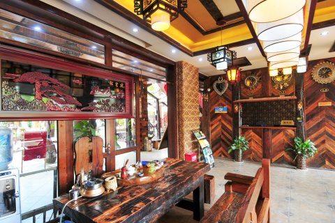 Q加·西双版纳景洪陌上花开客栈(告庄星光夜市店)