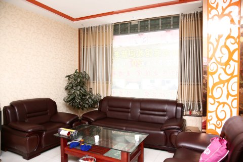 贵安商务宾馆(嘉祥一中萌山校区唐宁街店)