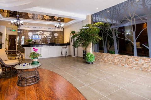 界首七彩创意酒店