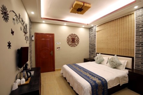 凤凰古城楠木客栈